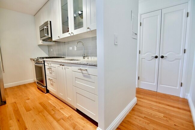 Foto del edificio - 8 Whittier Pl