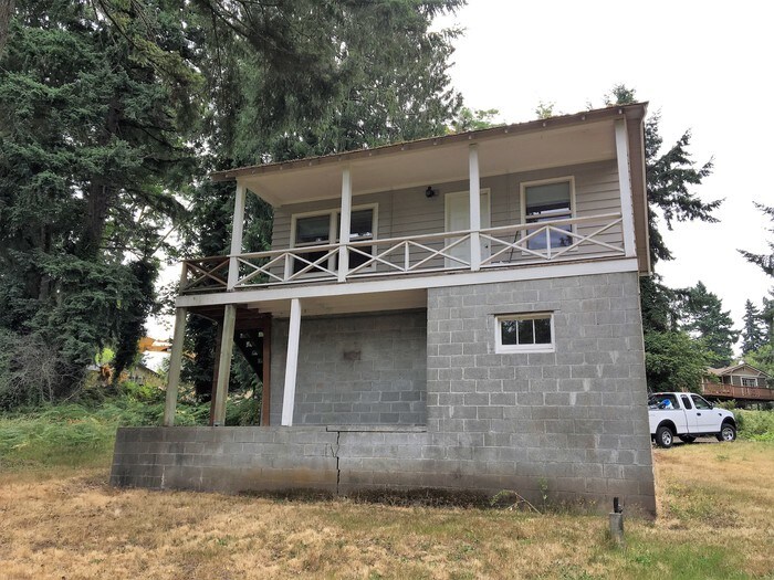 FIRNISHED Steilacoom 1bdr Apt w/ 1 car garage Room for Rent in