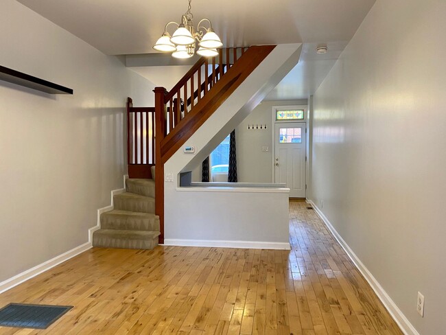 Building Photo - Gorgeous 2 Bedroom Townhome ~ Locust Point