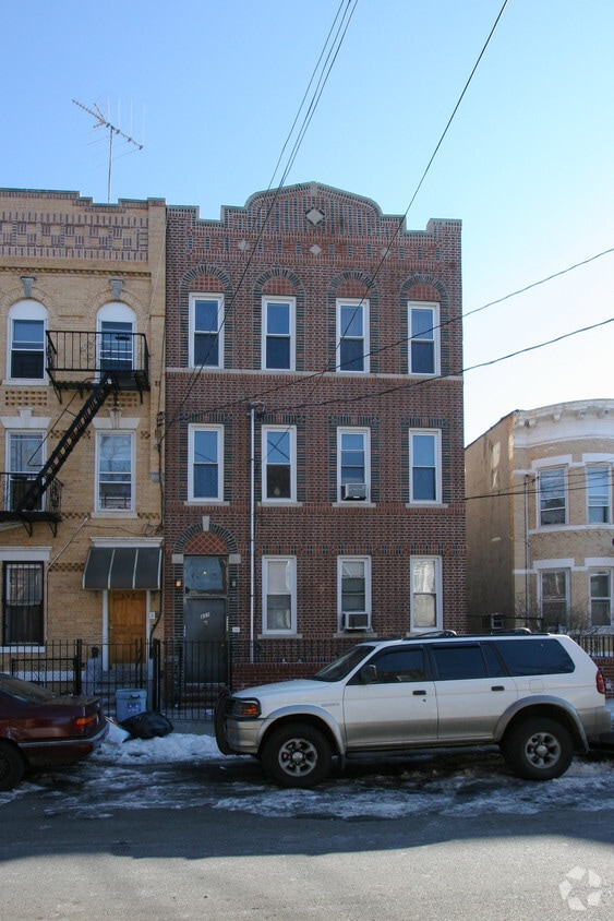 Primary Photo - 311 Montauk Ave