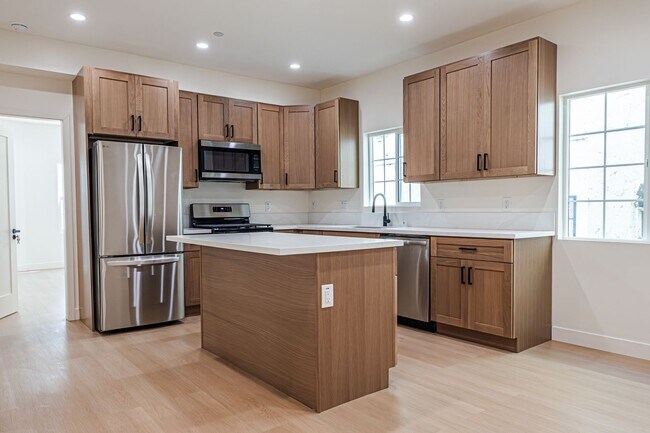 Foto del edificio - Modern Upstairs 3-Bedroom at 4222 1/2 | On...
