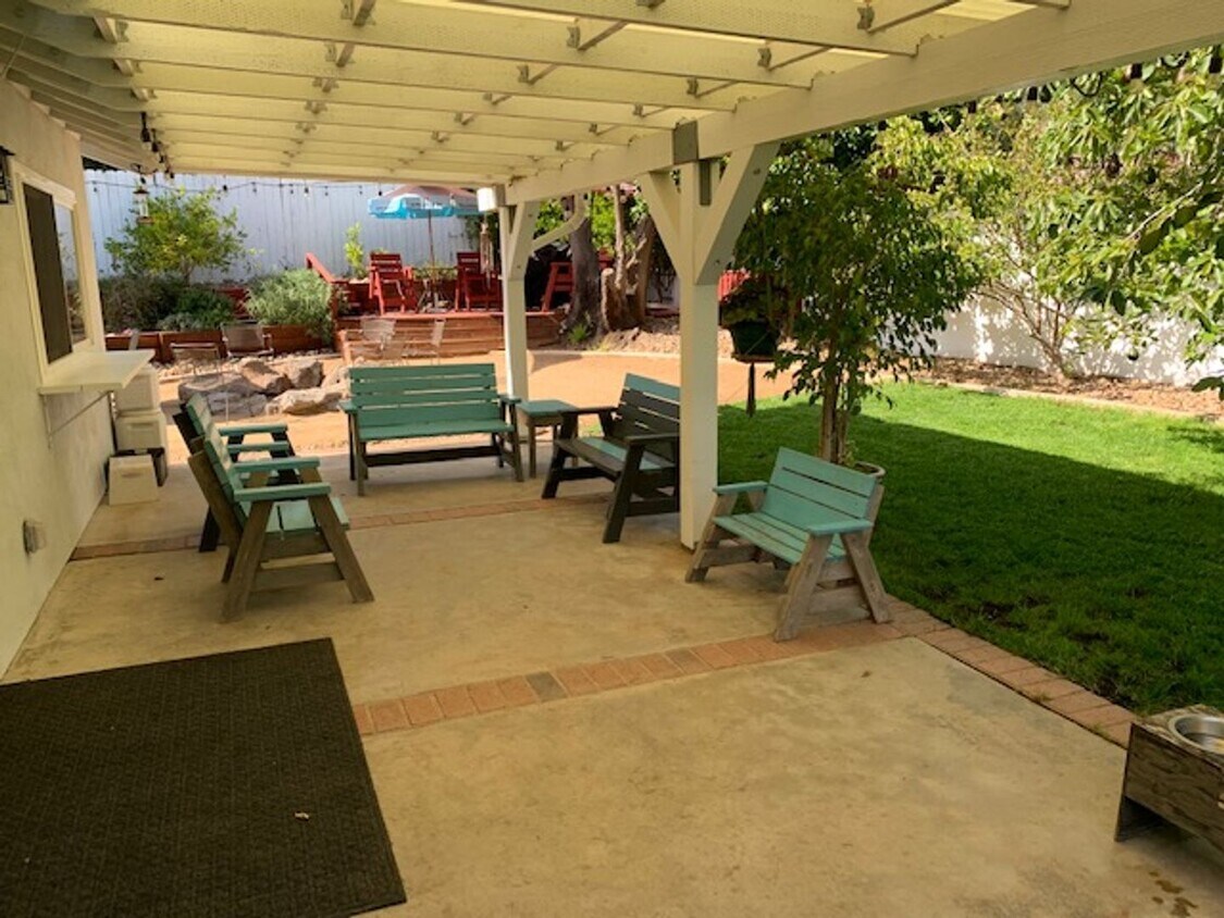 Foto principal - Camarillo 4 Bedroom 2 Full Bathroom Single...