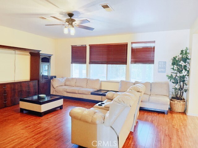 Foto del edificio - 12647 Burbank Rd