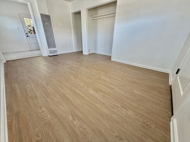 Foto del edificio - Large Private Yard, New Flooring & Free Laundry in Renovated 1BD