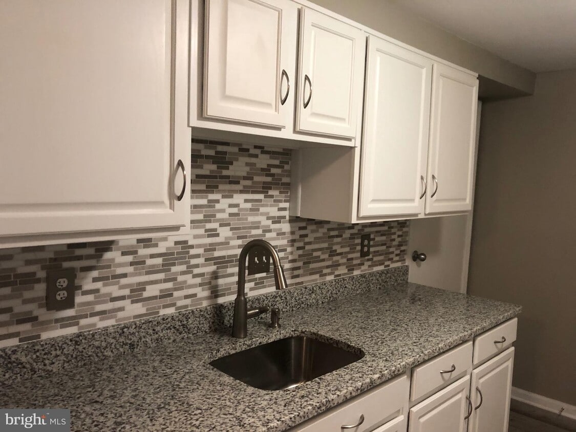 Primary Photo - 548 West Ct