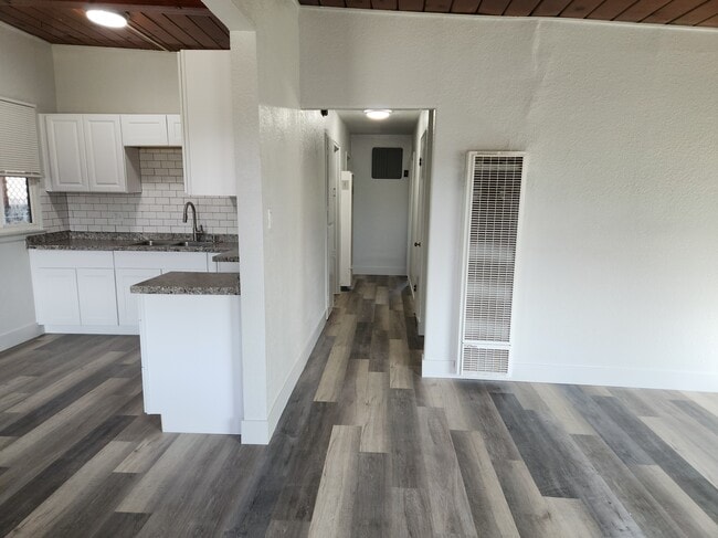 Foto del edificio - 321 W 3rd St