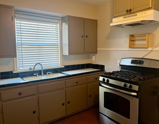 Foto del edificio - Great location in Garden District seconds ...