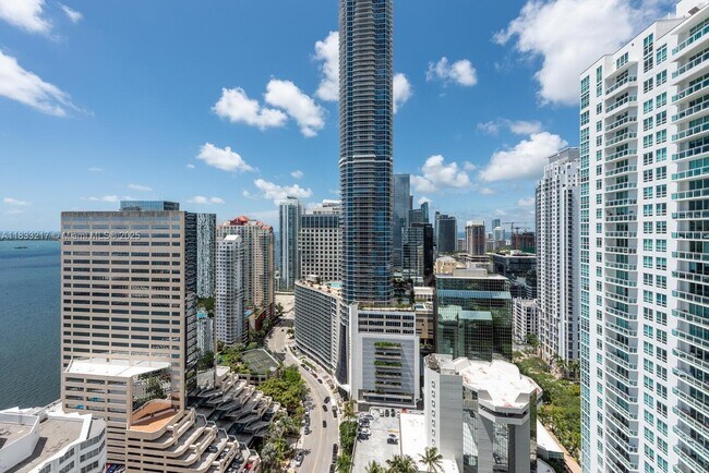 Building Photo - 950 Brickell Bay Dr