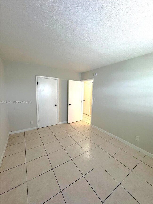 Foto del edificio - 325 NW 15th St