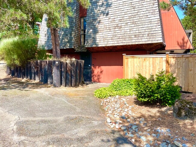Building Photo - 10733 Burke Ave N