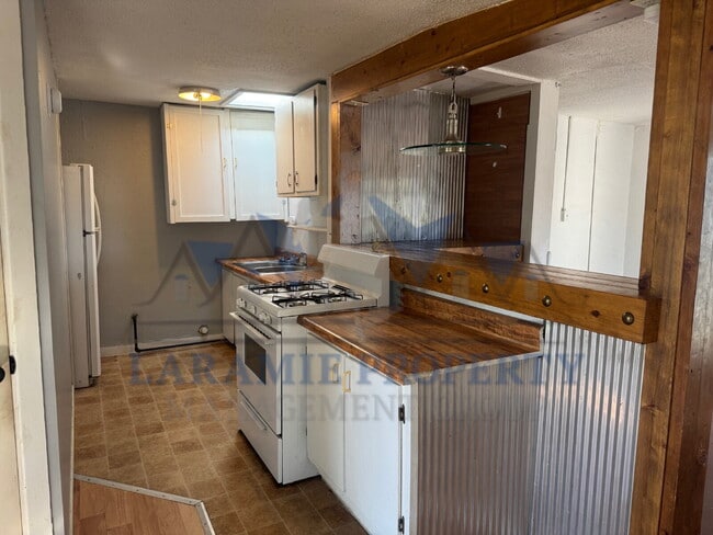 Building Photo - 2 bedroom + Office upstairs