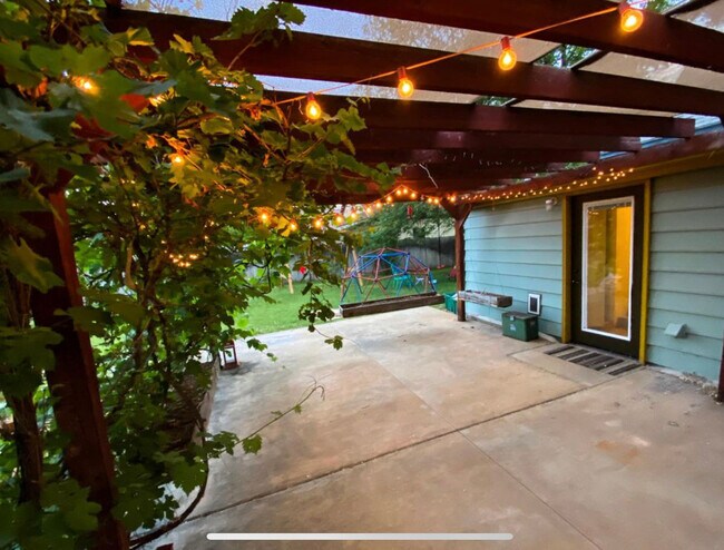 Foto del edificio - 136 S Maple St