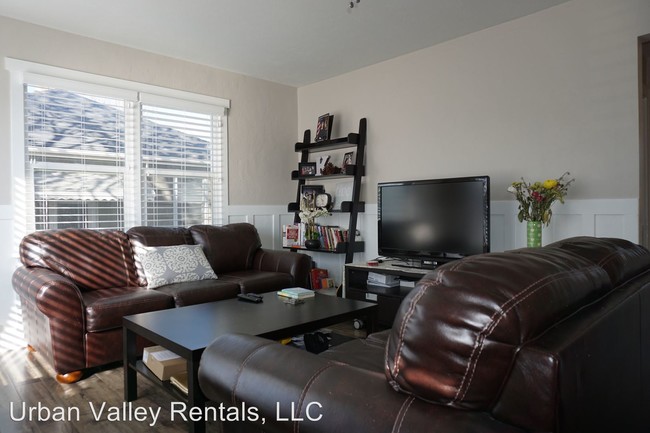 Building Photo - 2 br, 1 bath Apartment - 375 E. Utopia Ave.