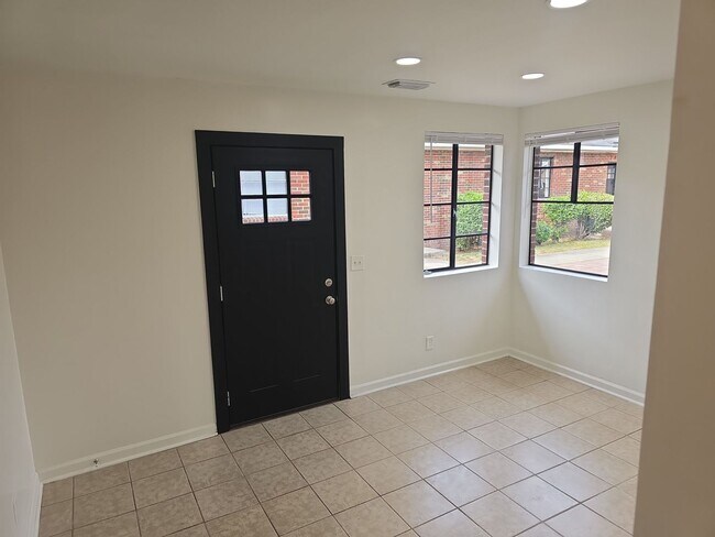 Foto del edificio - 2 Bedroom 1 bath off of Meeting st closed to the River District