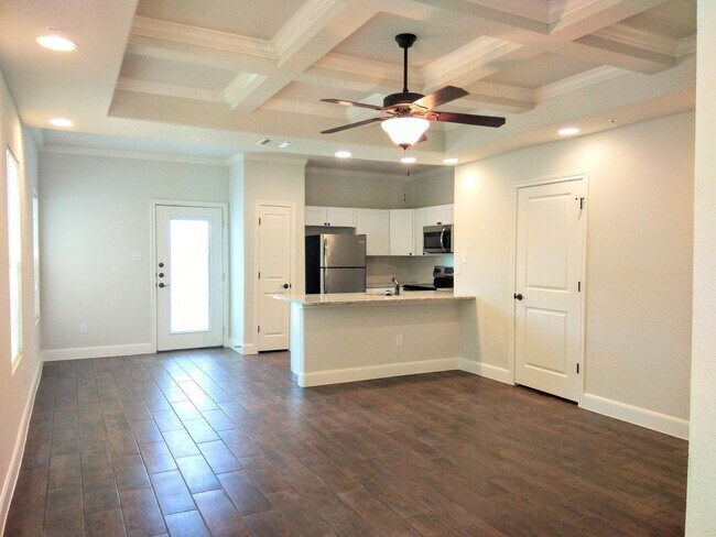 Foto del edificio - *COMING SOON* 3BR / 2.5BA Home | Fenced Backyard, Garage & Stainless Appliances!