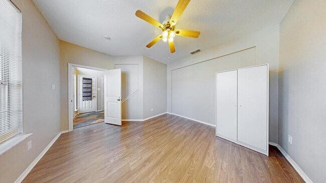 Foto del edificio - 2715 Woodlark Dr