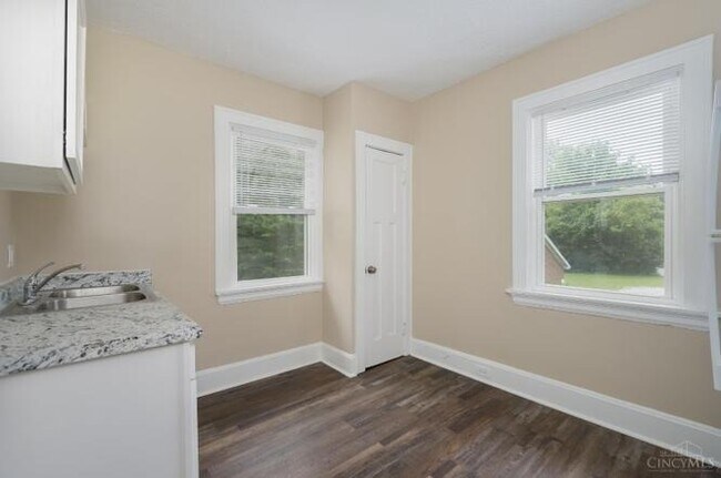 Foto del edificio - Bright 1-Bed in Clifton — Hardwood Floors, Off-Street Parking, Water Included