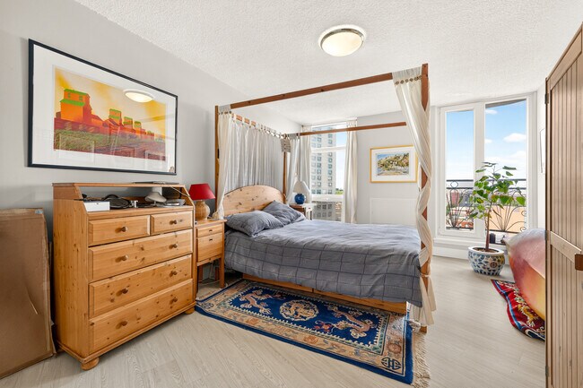Building Photo - Tour Sherbrooke