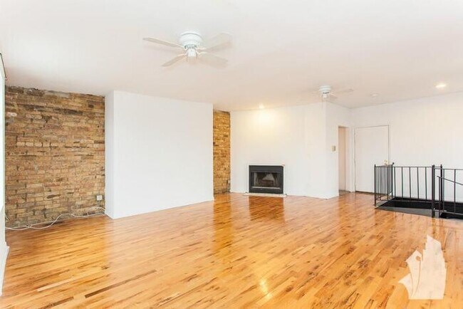 Foto del edificio - 2057 W Dickens Ave