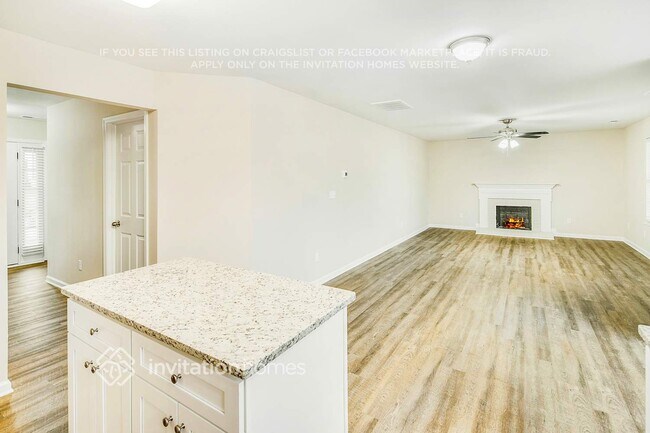 Foto del edificio - 7029 Honey Tree Ln