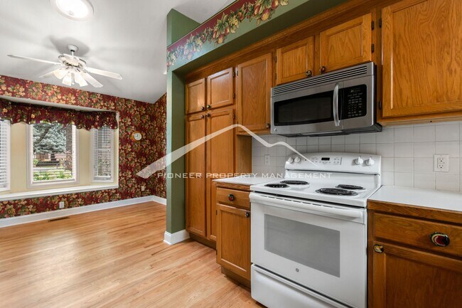 Foto del edificio - Townhome West Of Cherry Creek Reservoir With 2 Car Garage!