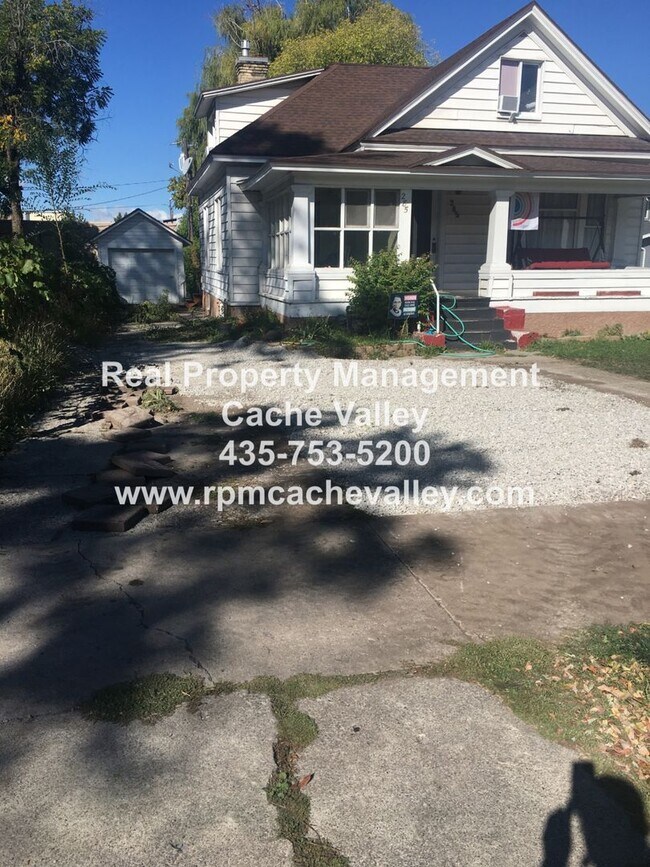 Building Photo - Charming 4 bedroom house. Available beginn...