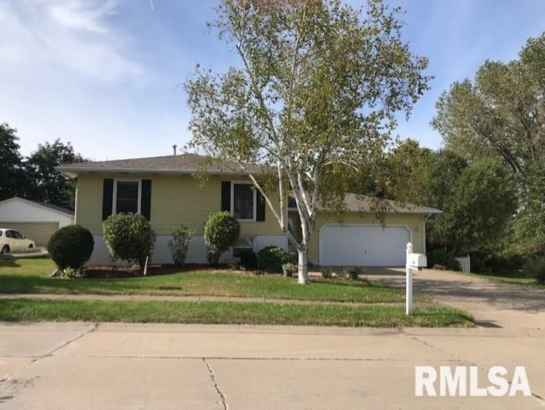 3840 Wakonda Dr, Bettendorf, IA 52722 House Rental in Bettendorf, IA