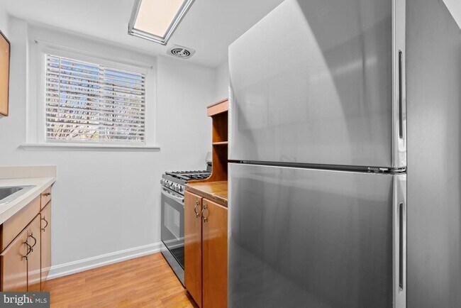 Foto del edificio - 7171 Donnell Pl