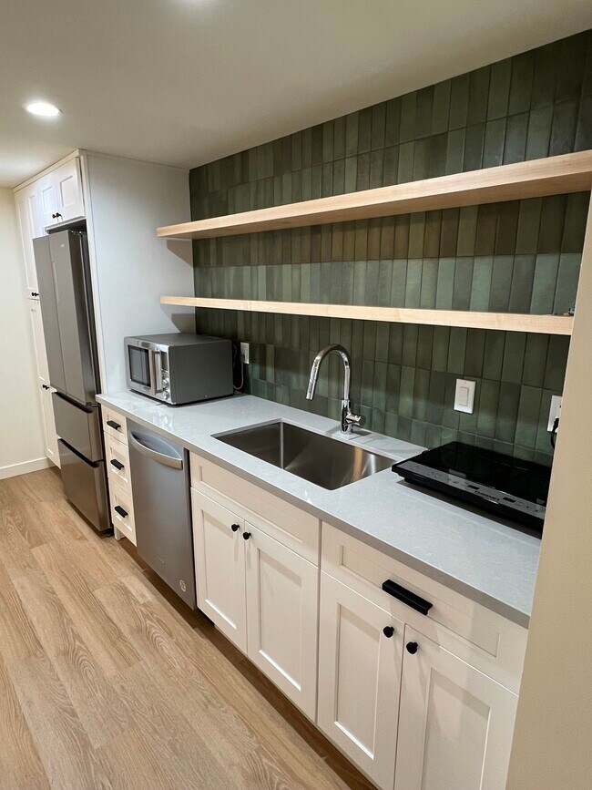 Cocina pequeña bellamente equipada - 522 Lee St