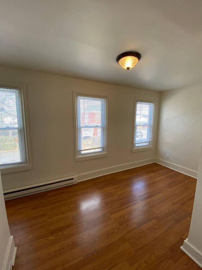 Building Photo - Charming 2 BR End Unit Townhouse in Columbia!