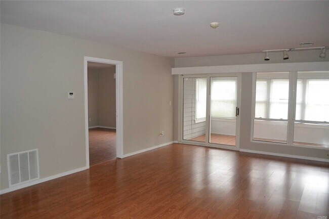 Foto del edificio - 220 Montauk Hwy