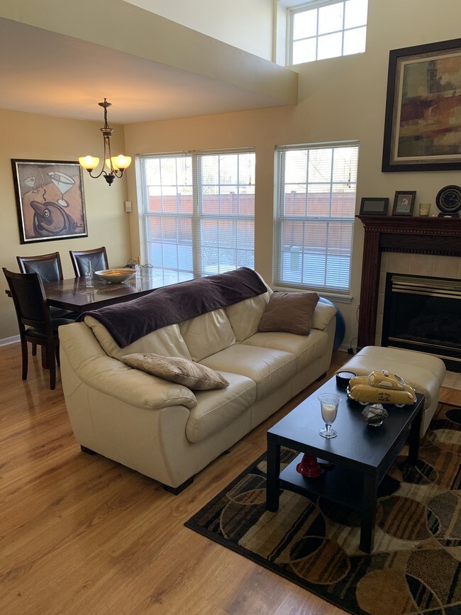 Foto del edificio - 389 Bloomfield Ct