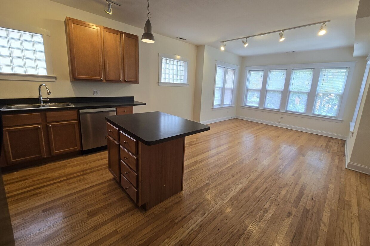 Foto principal - 4926 N Albany Ave