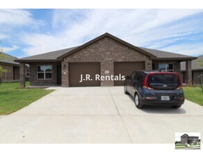 Building Photo - 118 Wind Ridge Dr