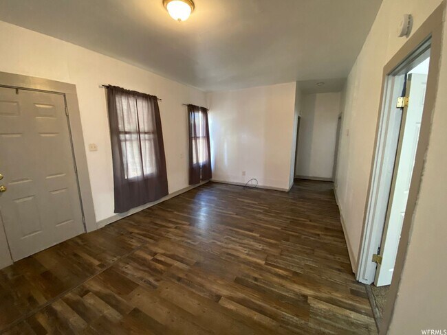 Foto del edificio - Spacious 4-Bedroom Rental with Basement and 4 Parking Spots in a Tranquil Neighborhood