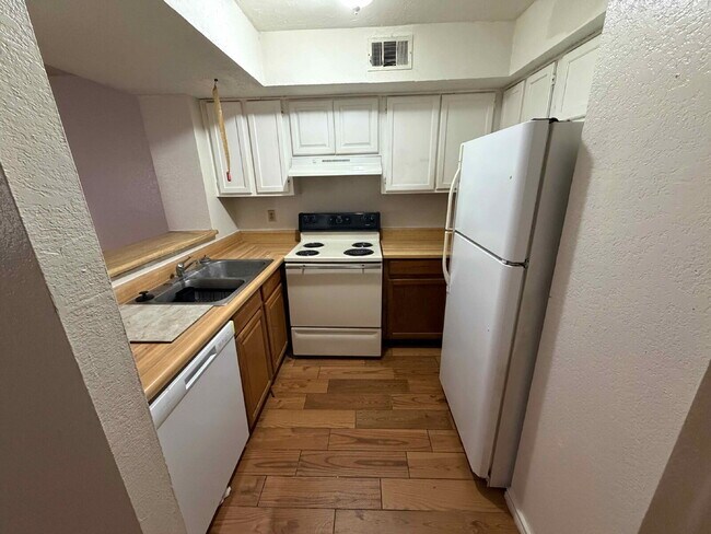 Foto del edificio - Cozy 1BD Condo in Richardson ISD with Fireplace & Amenities