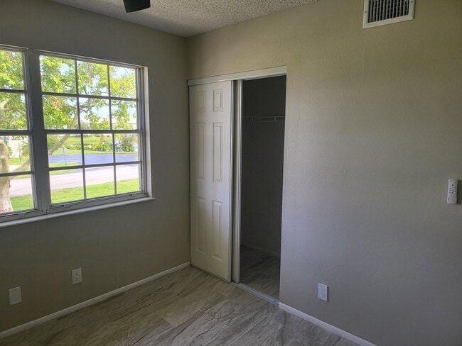 Building Photo - 1562 SE Royal Green Cir