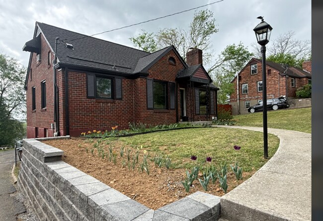 Foto del edificio - 4 bed/2 bath house in East Nashville,Pet Friendly,Fenced Yard,minutes to Shelby Bottoms