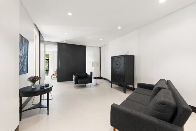 Foto del edificio - Private Luxury Triplex Sanctuary: Curated Modernism Meets Historic Scale