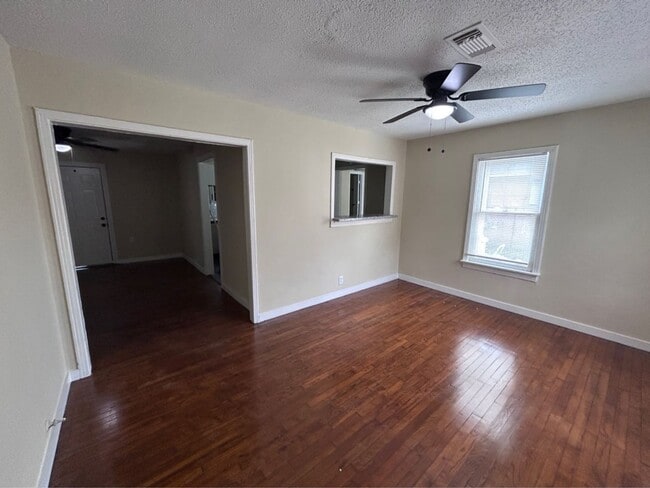 Foto del edificio - 7918 Woodlyn Rd