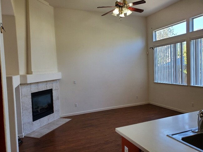 Foto del edificio - Charming Home For Rent in Folsom