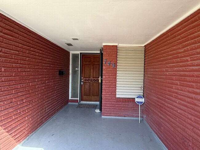Foto del edificio - 749 Burkshire Dr
