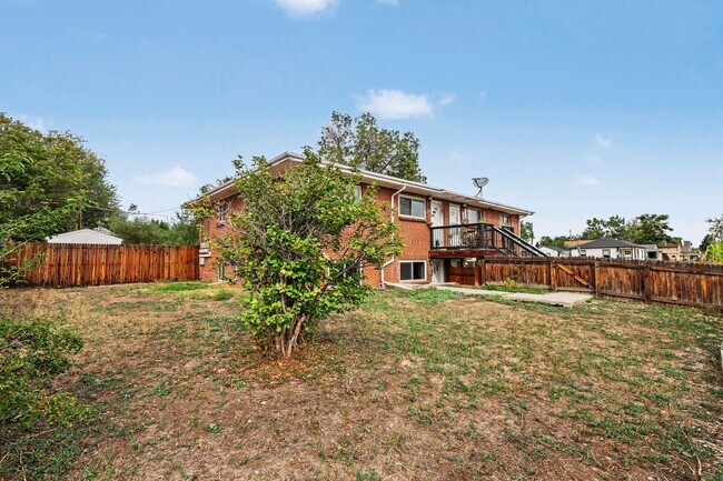 Front of unit/exclusive use fenced yard - 105 S Meade St