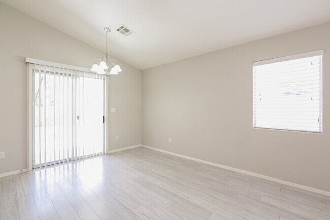 Foto del edificio - 4913 Whispering Spring Ave