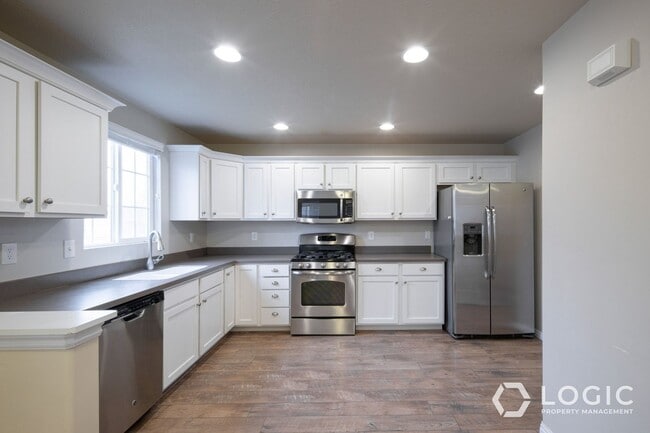 Building Photo - Spacious Home in Centerville!