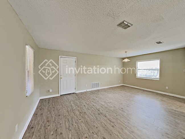 Foto del edificio - 1601 Aster Dr