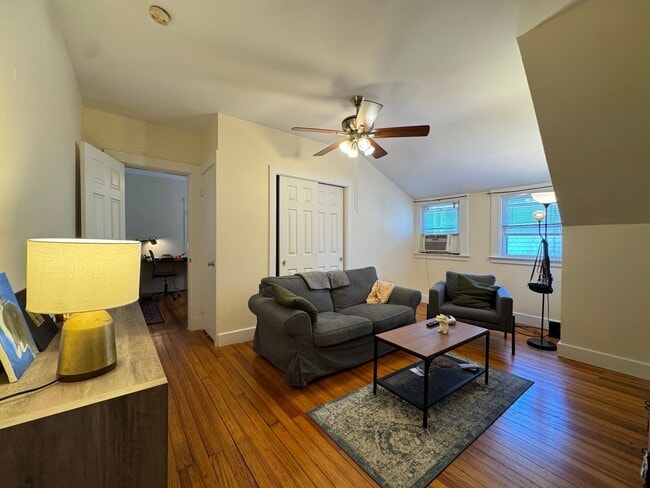 Foto del edificio - Spacious 2-Bedroom, 2-Bath in East Rock – Newly Renovated!