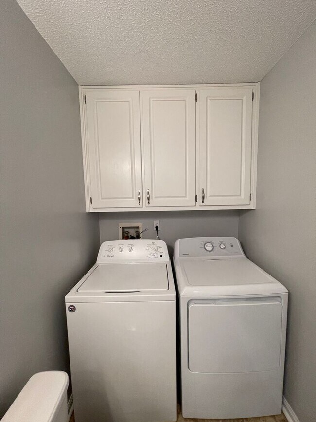 Building Photo - Rolling Acres - End Unit w/Several Beautif...