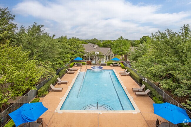 Vista a la piscina - Mariposa at River Bend 55+ Apartment Homes