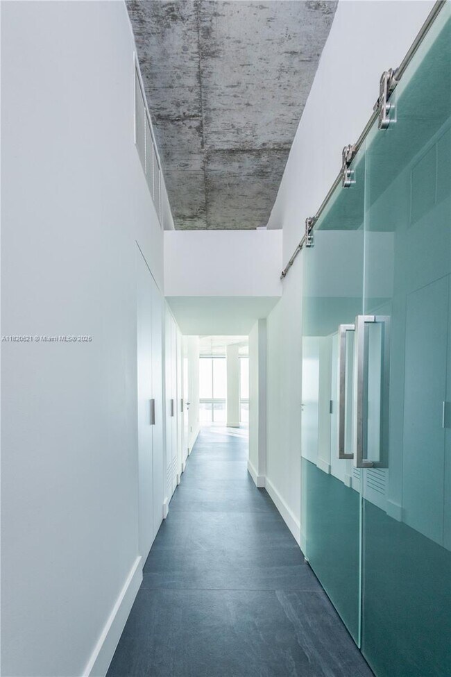 Foto del edificio - 7934 West Dr